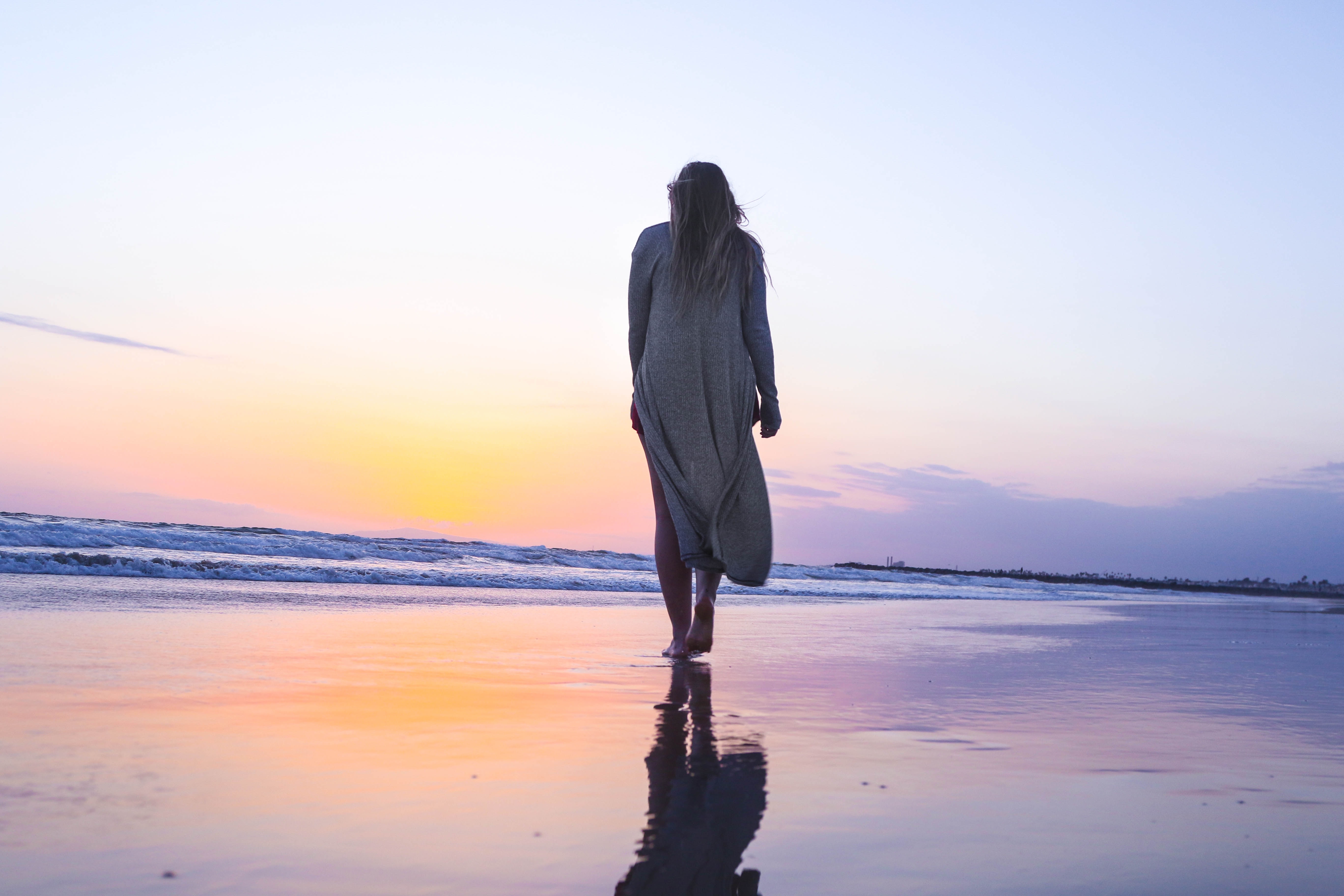 Frau läuft am Strand