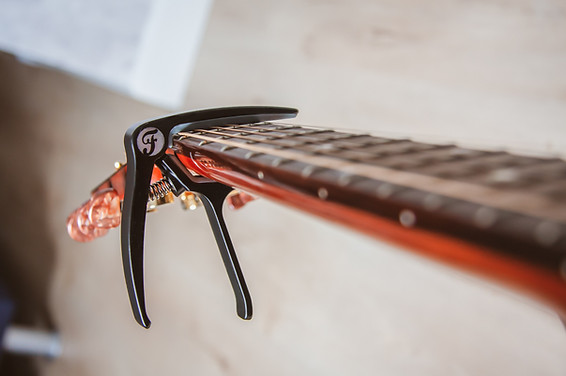Gitaar capo - Image by Ronan Kruithof