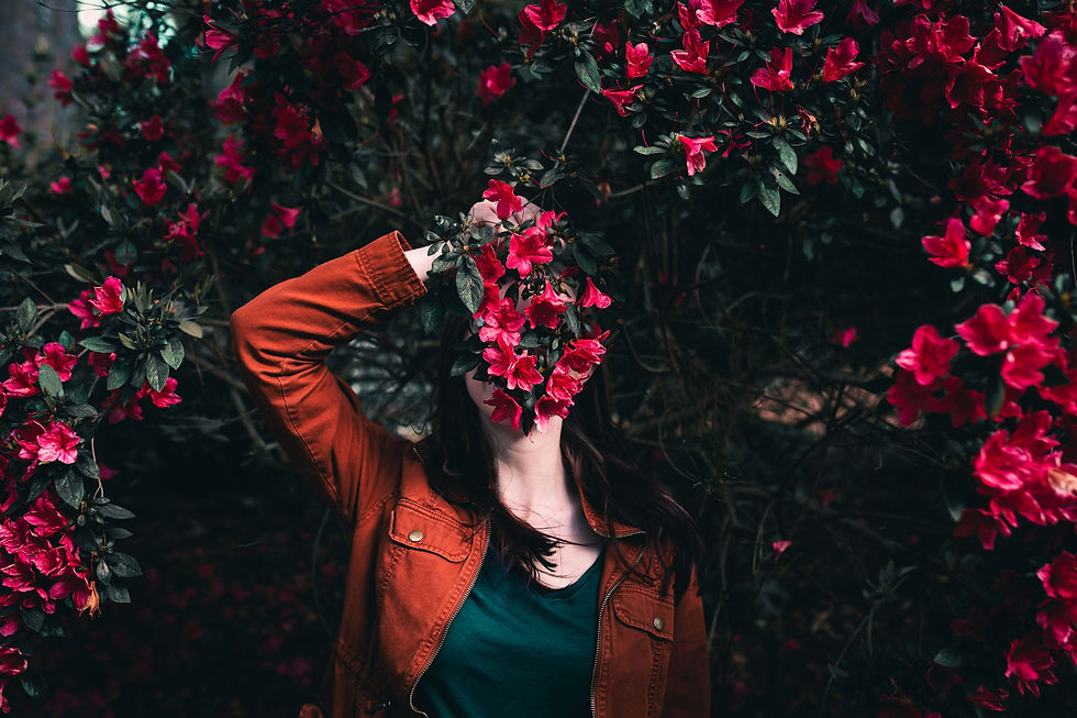 mulher se escondendo atras de uma flor, autocritica