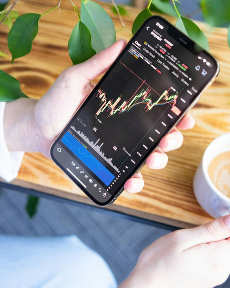 Una persona observa gráficos de criptoactivos en su smartphone.
