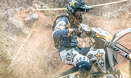 Endurofahrer im spritzenden Schlamm
