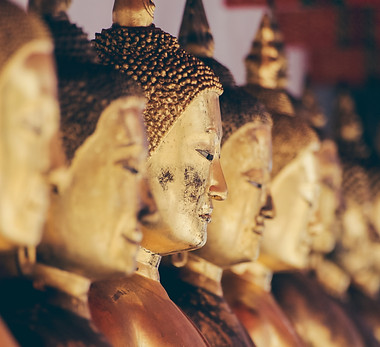 Goldene Buddha Figuren in der Reihe