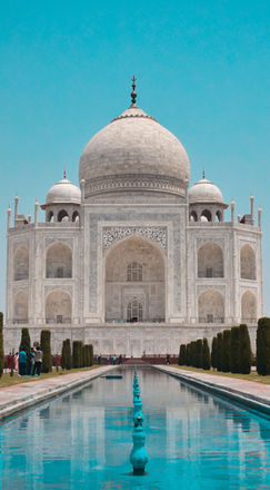Taj Mahal, Hindistan'daki beyaz mermer anıt, su yansıması ve gökyüzü, SEYAHATİZİ.