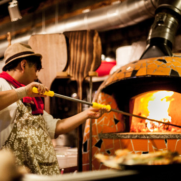 pizzaiolo au four à bois