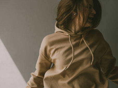 Oversize hoodie giyen kadın modeli – Bursa toptan oversize hoodie koleksiyonu 2025.