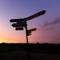 Foto eines Wegweisers im Sonnenuntergang