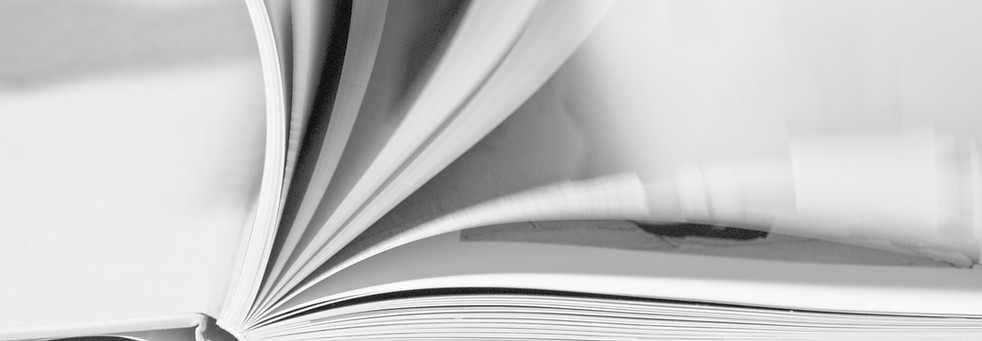 Aufgeschlagenes Buch und Schwarz/Weiß