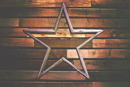 Decoração minimalista com estrela metálica, simbolizando a Estrela 1 do Feng Shui em 2025, foco na energia de sabedoria e prosperidade.