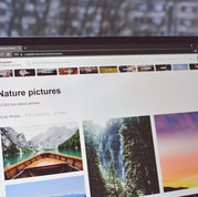 Écran d’une tablette Huawei affichant une galerie de photos nature, utilisé dans un contexte de réparation à domicile dans le Var, Franc