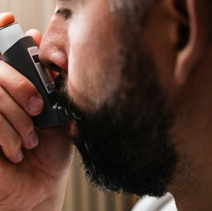 Durée de corticothérapie dans les exacerbations sévères d'asthme : vers une stratégie guidée par l'éosinophilie sanguine ? – une étude ouverte, randomisée et bicentrique