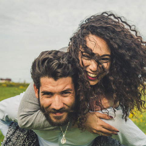 Pareja de mediana edad disfrutando de su jubilación temprana.