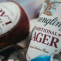 Flasche Likör mit Etikett in roter und weißer Farbe mit eleganter Schrift