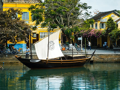 In 2010 my wife and I were lucky enough to adopt our beautiful daughter from Vietnam. Through the process we made a lot of friends who adopted children from Vietnam as well. Many of them have expressed a desire to return to Vietnam, to learn more about the culture, history, geography and food of the country, and to introduce their children to the country of their birth.
This itinerary is specifically designed for adoptive families but can of course be used by anyone with an interest in Vietnam. We can tailor it fully to your liking, changing the level of comfort to your needs and even arrange for homestays and overnight trains should you wish. We can make the trip as long or as short as you like, although 7 days is the minimum recommended stay, while 14 days would give you a good overview.
Our 14 day itinerary includes an in-depth exploration of the commercial hub Ho Chi Minh City (a.k.a. Saigon), a day trip to the Mekong Delta, an outing to the Cu Chi Tunnels, visits to markets, a cooking class, walking tours, temple visits, meet-ups with local families, time out on a beautiful beach with perhaps some time for self-care and of course a cruise on gorgeous Ha Long Bay. The trip ends in Hanoi where we explore the old town and attend a show at a water puppet theatre.
