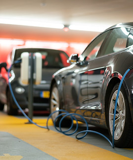 Carros eletricos sendo recarregados