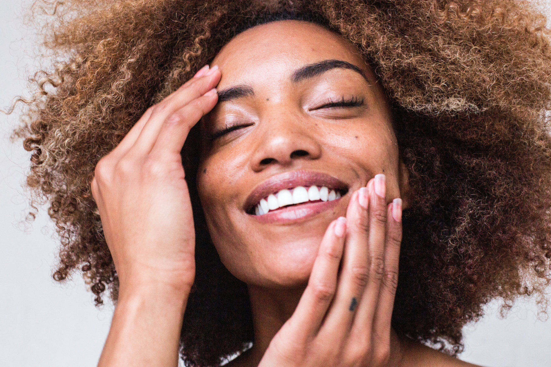 Tips and myths about naturally whitening your teeth for the festive season