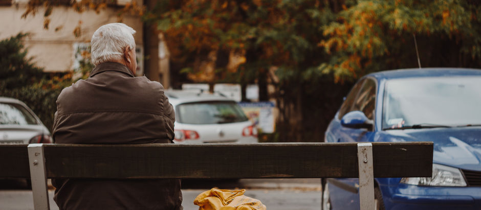 ein Mann allein auf einer Bank