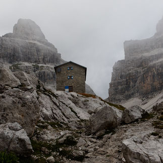 Un rifugio nella nebbia. Sempre più spesso i rifugi sono chiusi quando servono di più, in caso di maltempo