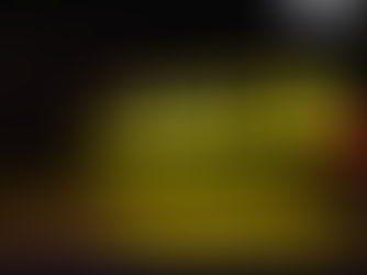 Leuchtendes Taxi-Schild auf einem Taxi bei Nacht.