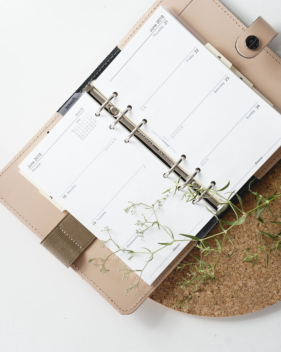 agenda ouvert avec plante et liège en décoration