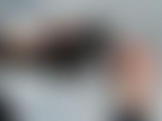 personne qui ouvre son portefeuille pour payer