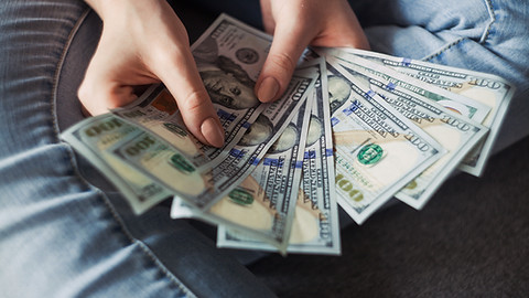 Benefitnessnow counting money in hand