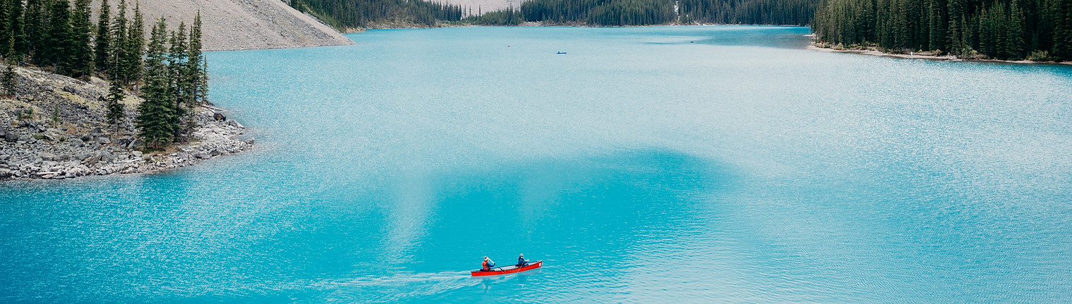 Moraine Lake shuttle by Rainbow Rockies. Photo by David Kovalenko