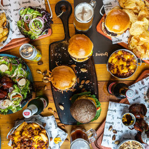 ¿Por qué comemos en exceso aunque la comida no nos guste? Señales externas, hábitos y cómo practicar la alimentación consciente para evitarlo