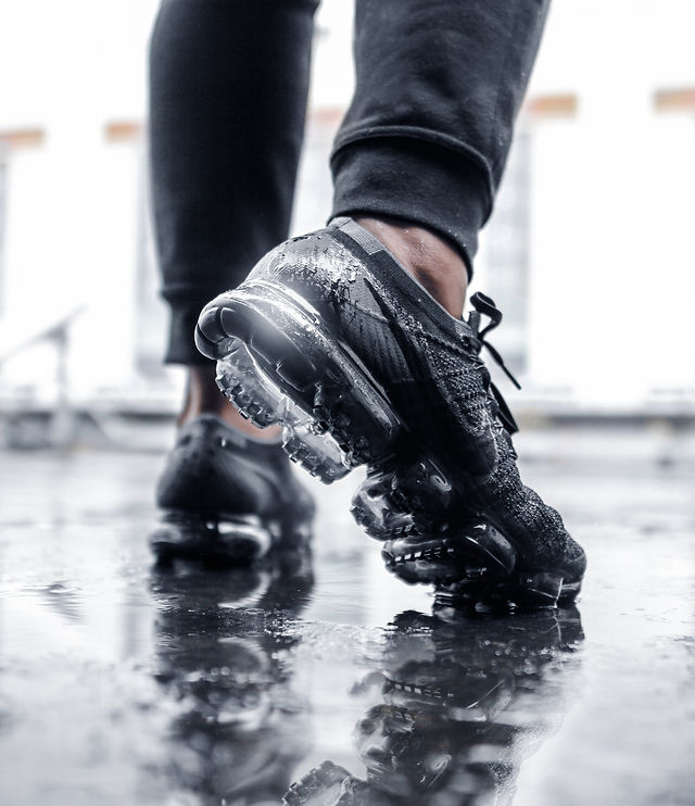 Vapormax flyknit 2 black on sale on feet