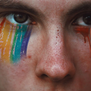 Homophobie en famille : comment réagir entre micro-piques et violences claires ?