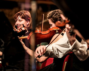Musikerinnen beim Geige spielen