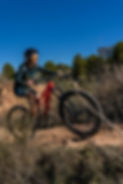 Frau auf roten Mountainbike im Gelände