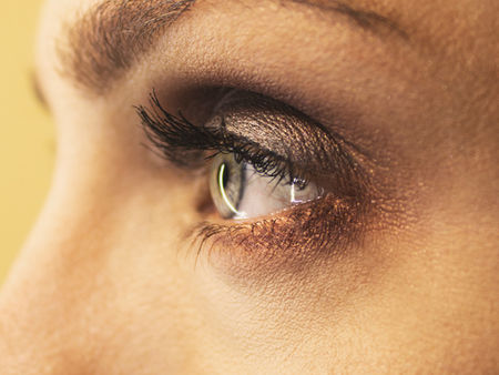 目が、死んでる。