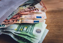 Diverse geldbriefjes staan voor informatie over de kosten