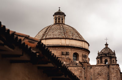 Murs incas en pierre incurvée du temple Qorikancha sous le couvent Santo Domingo.