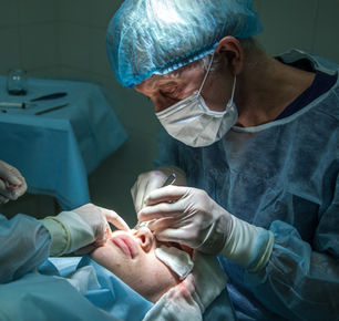 Bloc opératoire de chirurgie esthétique avec instruments chirurgicaux et environnement médical clinique