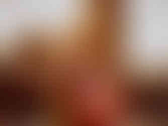 Frau hält Hand in Kamera während Sonne von hinten Lichteffekte gibt