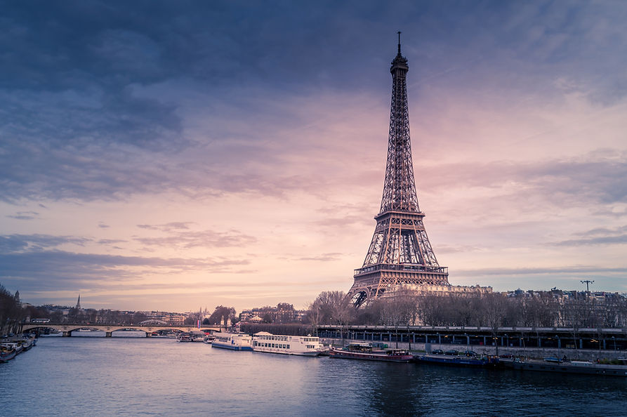 A beutiful view of the Eiffer tower, one of many luxury vacations.