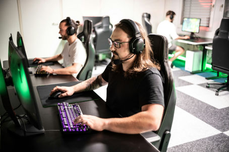 Explore careers in iGaming, from compliance to marketing and affiliate management. Learn the roles, skills and opportunities in this fast-growing industry.