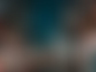 Comparação entre feed de Instagram estático (portfólio) e feed dinâmico (vitrine viva), com design atrativo.