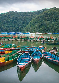 retraite de yoga au Népal lac de Pokhara