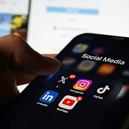 phot d'un smartphone montrant des réseaux sociaux