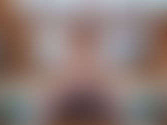 Hatha Yoga sırasında mat üzerinde uzun süreli pozda kalan bir yoga öğrencisi; sakin, odaklı ve yavaş tempolu bir yoga pratiği.