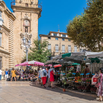 Se balader dans les rues d'Aix-en-Provence, c'est s'immerger dans un tableau vivant. Les cafés animés, les marchés colorés et l'odeur des calissons envoûtent. Un véritable festival pour les sens !