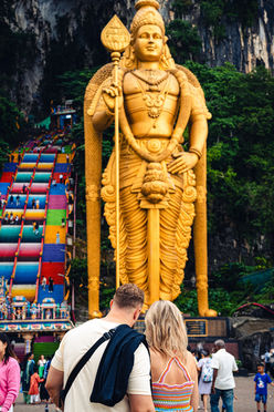 Statua dorata di Lord Murugan all'entrata delle Batu Caves, Malesia