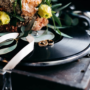 Alliances de mariage sur un disque vinyle