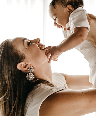 Une maman qui porte son bébé en le regardant