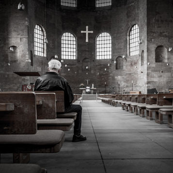 Immer weniger Menschen besuchen einen Gottesdienst. Die Kirche zerfällt.
