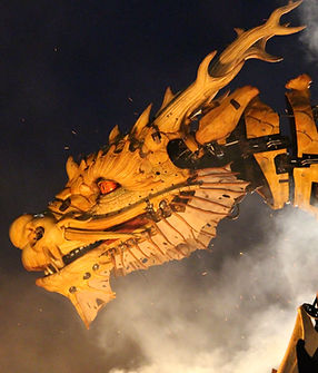 Photo de la tête d'un dragon en bois