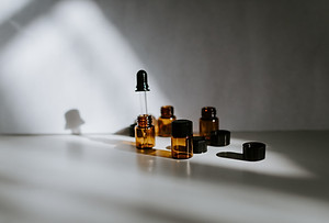 Flacons d’huiles essentielles en verre ambré pour l’aromathérapie