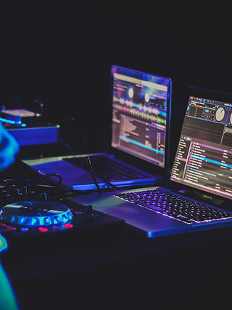 Image by Feliphe Schiarolli